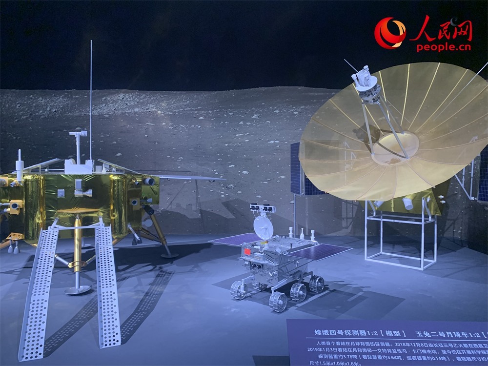 “九天攬?jiān)隆袊皆鹿こ?0年”展廳現(xiàn)場。人民網(wǎng)記者 韋衍行攝