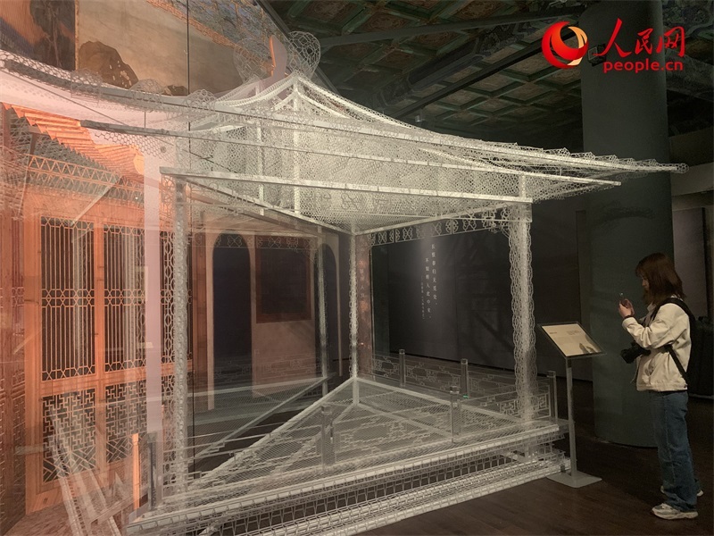 游客在故宮博物院參觀展覽。人民網(wǎng)記者 韋衍行攝