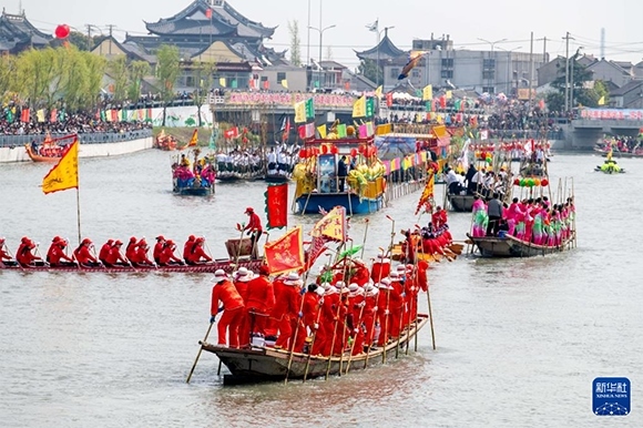 ?4月4日，選手在參加茅山會(huì)船盛會(huì) 。?新華社發(fā)（楊玉崗 攝）