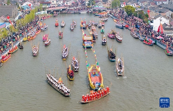 ?4月4日，選手在參加茅山會(huì)船盛會(huì)（ 無(wú)人機(jī)照片）。?新華社發(fā)（顧繼紅 攝）