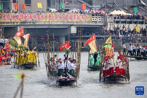 ?4月4日，選手在參加茅山會(huì)船盛會(huì)。新華社發(fā)（湯德宏 攝）