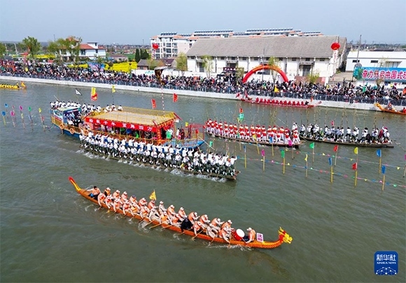 4月4日， 選手在參加茅山會(huì)船盛會(huì)（無(wú)人機(jī)照片）。新華社發(fā)（顧繼紅 攝）