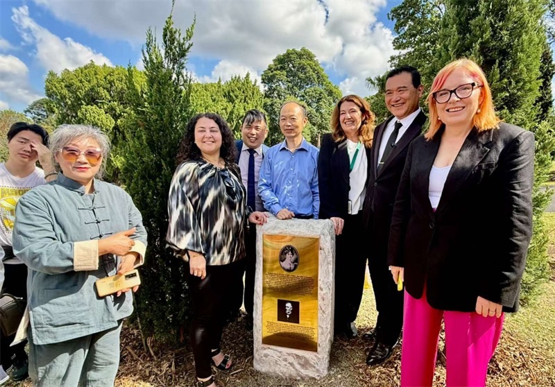 3.紀(jì)念碑揭幕。