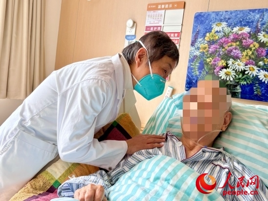 秦苑查房時詢問患者情況。人民網(wǎng) 陳葉欣攝