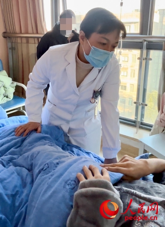 鄧茜查房時詢問患者情況。人民網(wǎng)記者 金慧慧攝