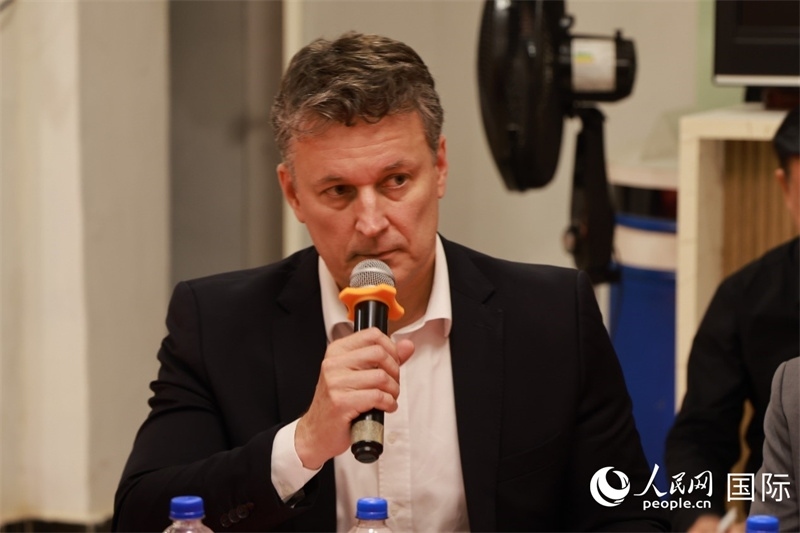 巴西中國友好協(xié)會(huì)主席恩里克·達(dá)諾布雷加在座談會(huì)上致辭。人民網(wǎng)記者 陳海琪攝