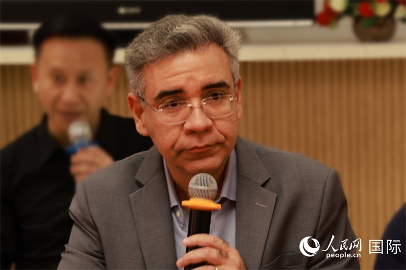 巴西弗魯米嫩塞聯(lián)邦大學(xué)教授、中國問題專家埃萬德羅·卡瓦略在座談會(huì)上致辭。人民網(wǎng)記者 陳海琪攝