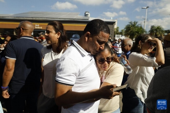  4月8日，人們聚集在多米尼加首都圣多明各的夜總會(huì)屋頂坍塌事故現(xiàn)場附近。新華社發(fā)