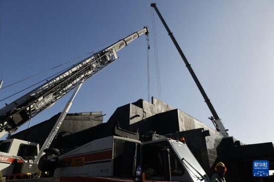  4月8日，救援人員在多米尼加首都圣多明各的夜總會(huì)屋頂坍塌事故現(xiàn)場工作。新華社發(fā)