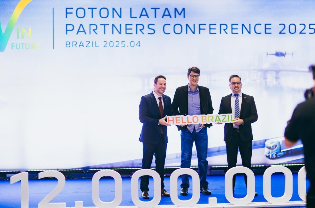 當(dāng)?shù)貢r(shí)間4月8日，福田汽車2025拉美合作伙伴大會(huì)暨巴西工廠首車下線儀式在巴西圣保羅舉行。福田巴西工廠供圖