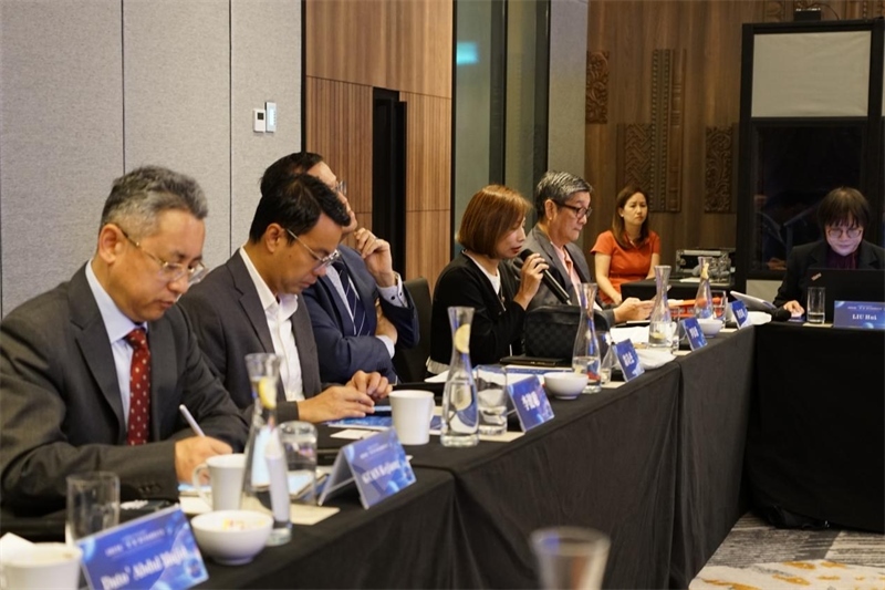 《南洋商報》總編輯羅依薇（左四）進行致辭。林俊揚攝