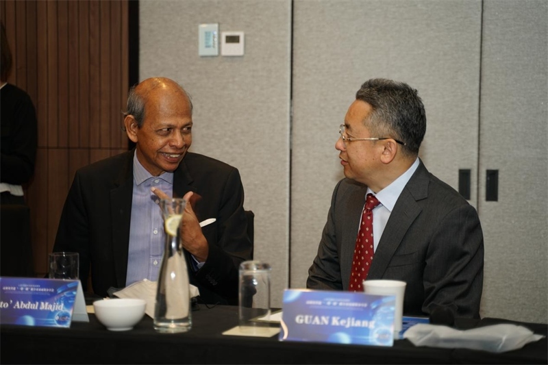 分享會現(xiàn)場，中方記者同與會代表進行友好交流。林俊揚攝