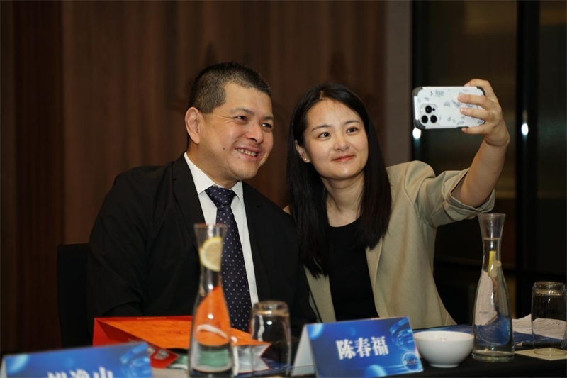 分享會上，中方記者同與會代表合影留念。林俊揚攝