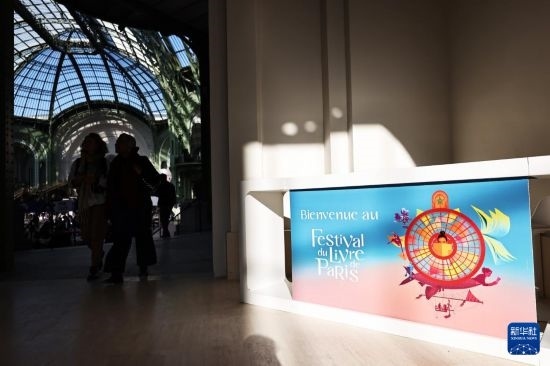 4月11日，人們在法國巴黎大皇宮參加2025巴黎書展。新華社記者 高靜 攝