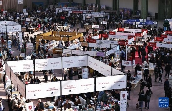 4月11日，人們在法國巴黎大皇宮參加2025巴黎書展。新華社記者 高靜 攝