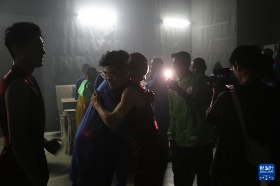 4月10日，在塞內(nèi)加爾首都達(dá)喀爾的國家大劇院，中央音樂學(xué)院進(jìn)擊打擊樂團(tuán)成員與塞內(nèi)加爾杜杜·恩迪亞耶·羅斯打擊樂團(tuán)成員在演出后臺擁抱。新華社記者 司源 攝