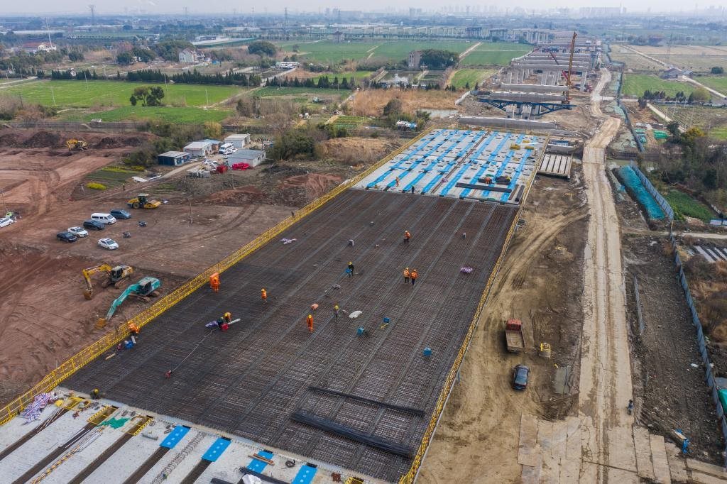 3月7日，在524國(guó)道秀洲王江涇至新塍公路工程TJ02標(biāo)段，作業(yè)人員正在進(jìn)行60米鋼混組合梁現(xiàn)澆橋面板鋼筋焊接及綁扎作業(yè)（無(wú)人機(jī)照片）。新華社記者 徐昱 攝