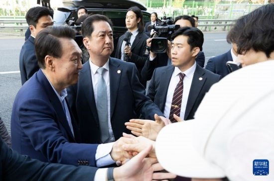 4月11日，韓國前總統(tǒng)尹錫悅（左一）在離開首爾漢南洞官邸時與支持者握手。新華社發(fā)（全休相攝）