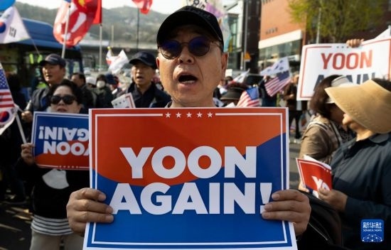 4月11日，在韓國首爾漢南洞官邸附近，支持者為韓國前總統(tǒng)尹錫悅送行。新華社發(fā)（全休相攝）