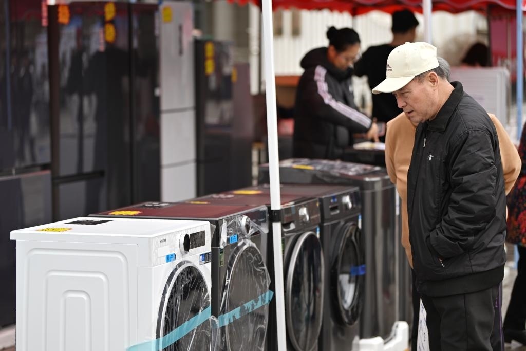 3月28日，天津市北辰區(qū)舉行2025年消費(fèi)品以舊換新惠民服務(wù)活動(dòng)，吸引眾多市民前來(lái)選購(gòu)。新華社記者 李然 攝