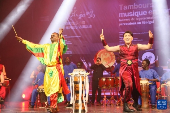 4月10日，在塞內(nèi)加爾首都達(dá)喀爾的國家大劇院，中央音樂學(xué)院進(jìn)擊打擊樂團(tuán)與塞內(nèi)加爾杜杜·恩迪亞耶·羅斯打擊樂團(tuán)同臺演出。新華社記者 司源 攝
