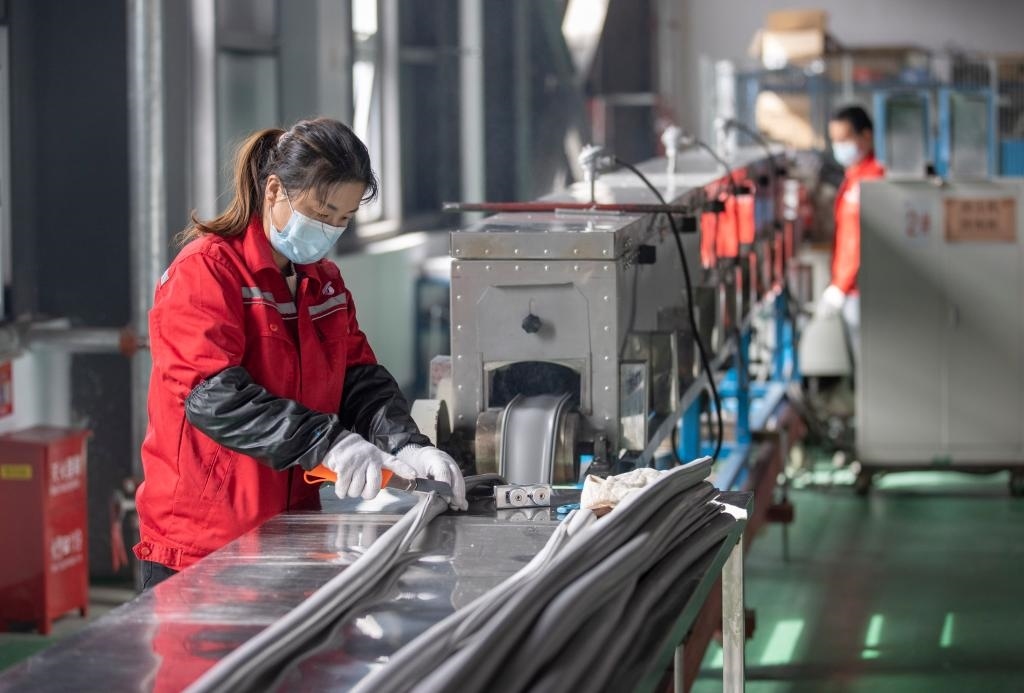 3月27日，在位于寧夏賀蘭工業(yè)園區(qū)的湯姆森電氣有限公司生產(chǎn)車間內(nèi)，工作人員制作硅膠絕緣護(hù)套。新華社記者 楊植森 攝