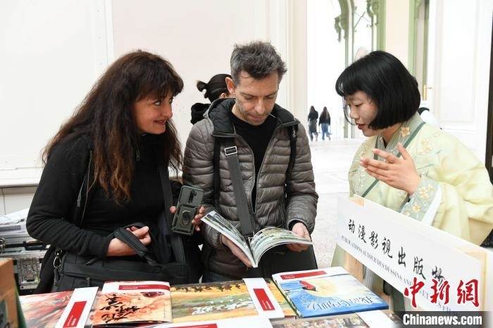 當(dāng)?shù)貢r(shí)間4月11日，2025年巴黎圖書節(jié)在巴黎大皇宮揭幕。中國出版代表團(tuán)攜千余種中國精品圖書亮相展會。 中新社記者 李洋 攝