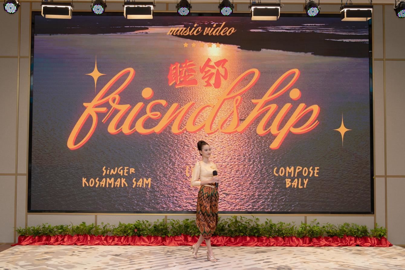 柬埔寨歌手珂撒瑪演唱紀(jì)錄片《睦鄰·柬埔寨》主題曲。柬埔寨數(shù)字電視有限公司供圖
