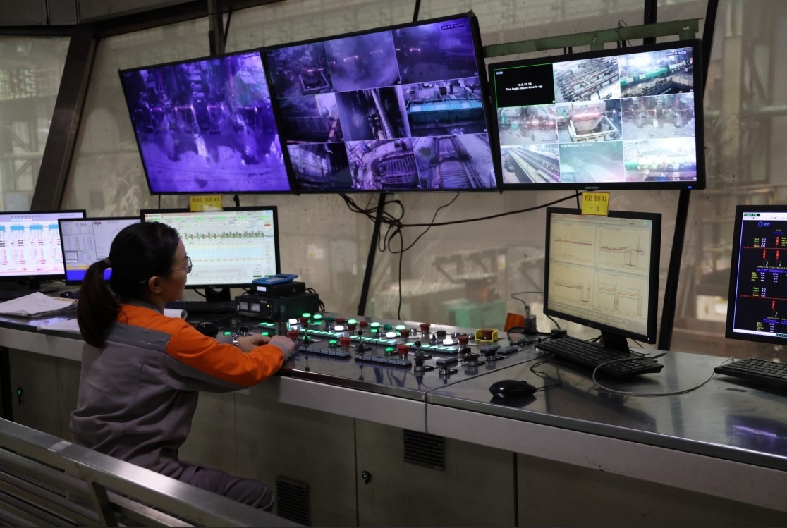 工作人員在馬中關(guān)丹產(chǎn)業(yè)園內(nèi)的聯(lián)合鋼鐵生產(chǎn)車間內(nèi)工作。（人民日報記者楊一 攝）