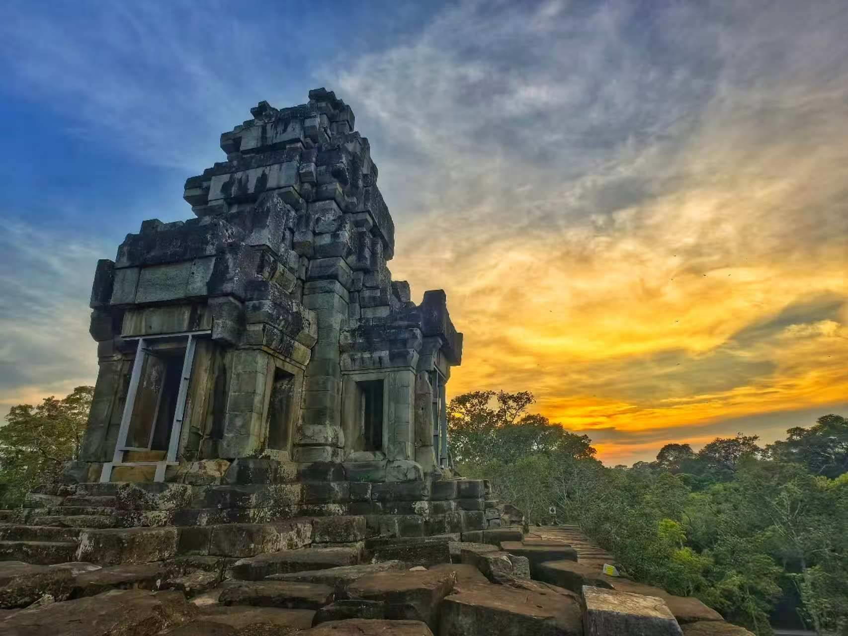由中國專家修復的茶膠寺最高處的砂巖塔。（人民日報記者強薇 攝）