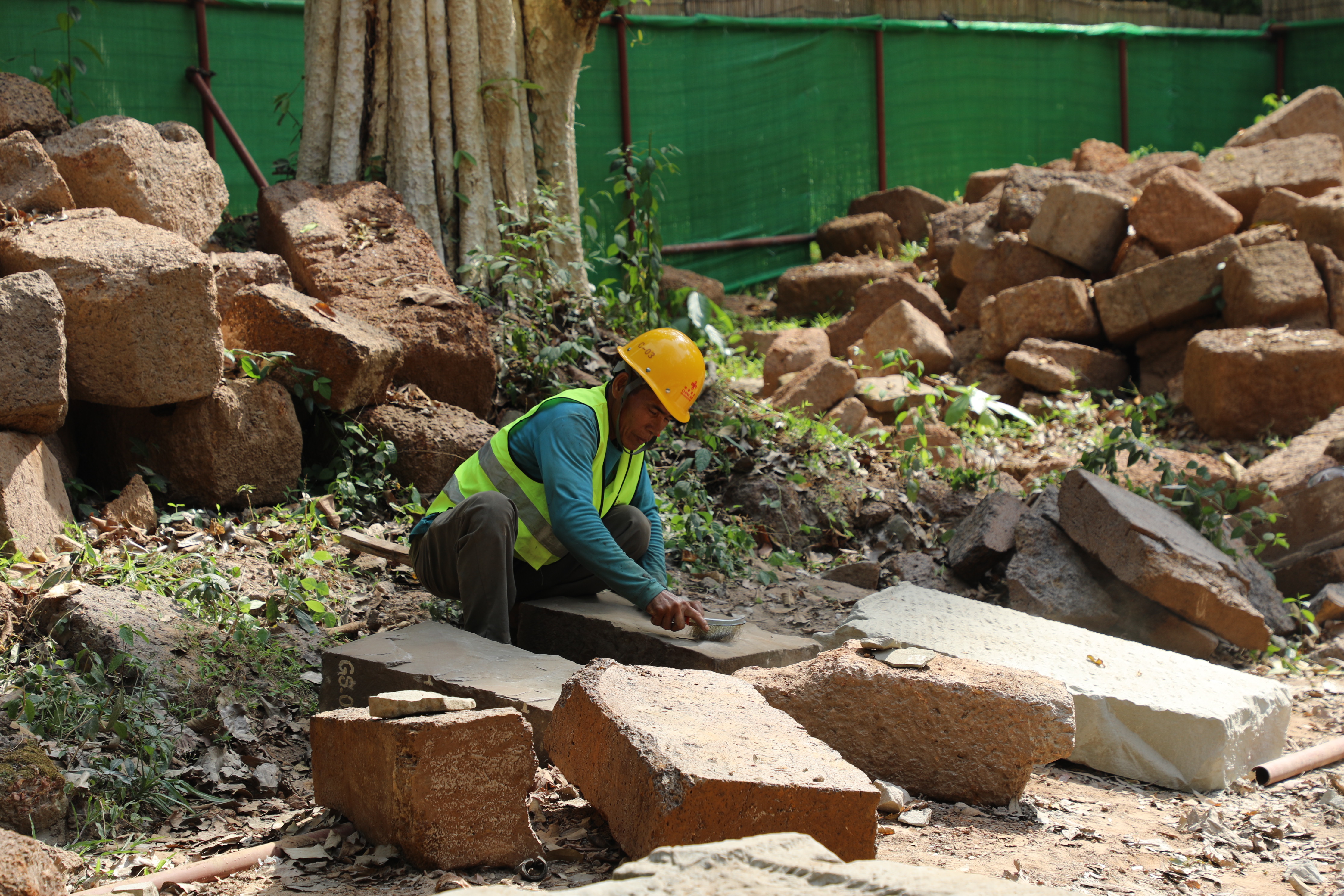 一名柬埔寨工人正在王宮遺址修復現(xiàn)場工作。（人民日報記者曹師韻 攝）
