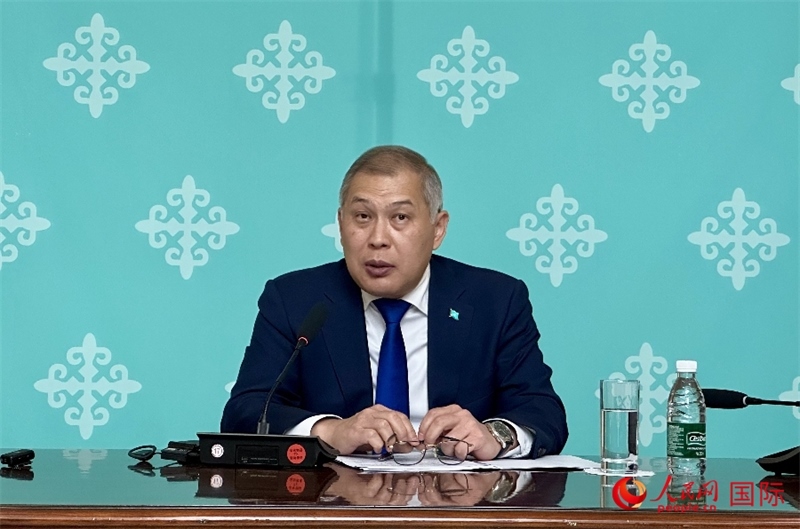 哈薩克斯坦駐華大使沙赫拉特·努雷舍夫在哈駐華大使館舉辦新聞發(fā)布會。人民網(wǎng)阿爾達克 攝