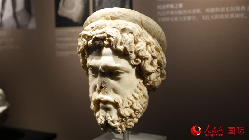 阿斯克勒庇俄斯大理石頭像。4月14日，來(lái)自希臘伊拉克利翁考古博物館的文物在故宮博物院展出。（人民網(wǎng) 張澤宇攝）
