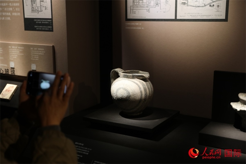 參觀者在拍攝。4月14日，來(lái)自希臘伊拉克利翁考古博物館的文物在故宮博物院展出。（人民網(wǎng) 張澤宇攝）