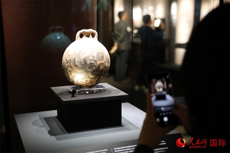 參觀者在拍攝。4月14日，來(lái)自希臘伊拉克利翁考古博物館的文物在故宮博物院展出。（人民網(wǎng) 張澤宇攝）
