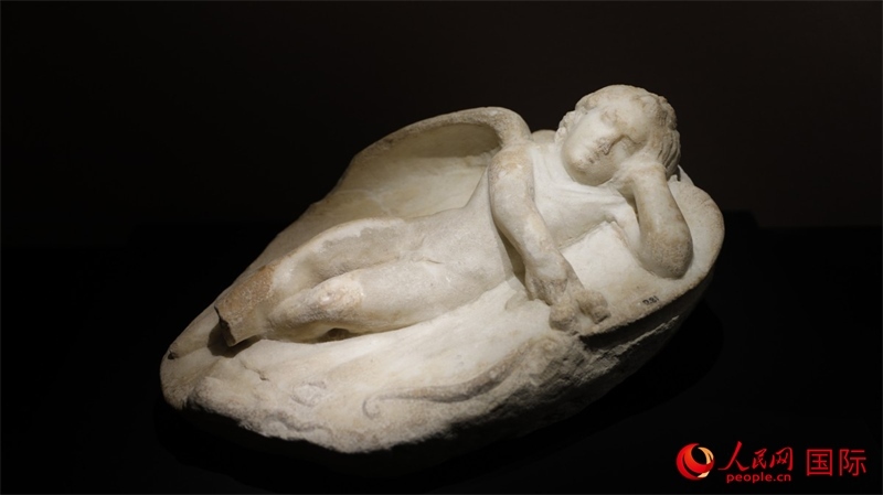 沉睡的厄洛斯大理石浮雕。4月14日，來(lái)自希臘伊拉克利翁考古博物館的文物在故宮博物院展出。（人民網(wǎng) 張澤宇攝）