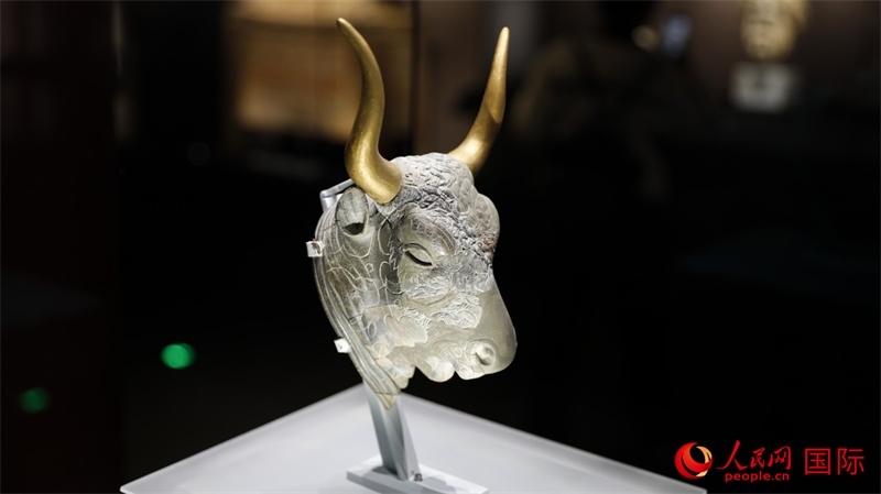 公牛頭型綠泥石來(lái)通杯。4月14日，來(lái)自希臘伊拉克利翁考古博物館的文物在故宮博物院展出。（人民網(wǎng) 張澤宇攝）