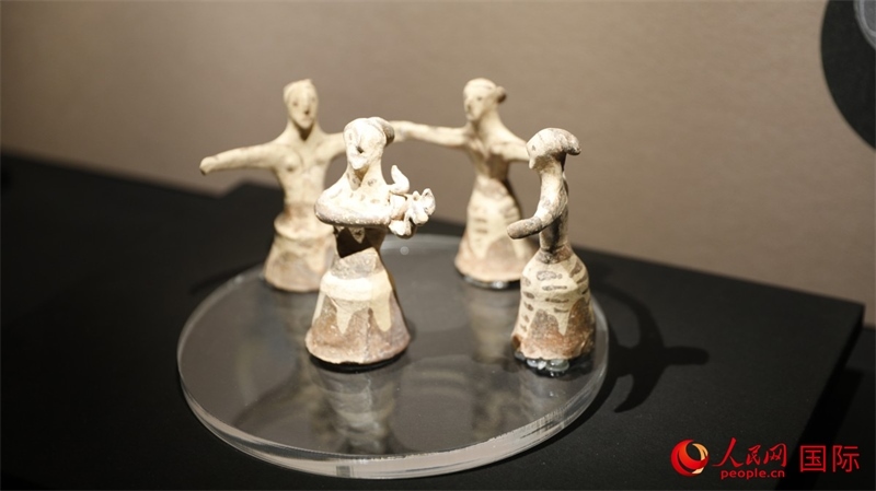 舞蹈者與音樂(lè)家雕塑群像。4月14日，來(lái)自希臘伊拉克利翁考古博物館的文物在故宮博物院展出。（人民網(wǎng) 張澤宇攝）