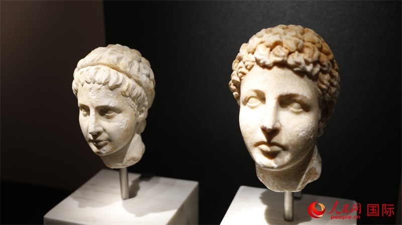 兄弟大理石頭像。4月14日，來(lái)自希臘伊拉克利翁考古博物館的文物在故宮博物院展出。（人民網(wǎng) 張澤宇攝）