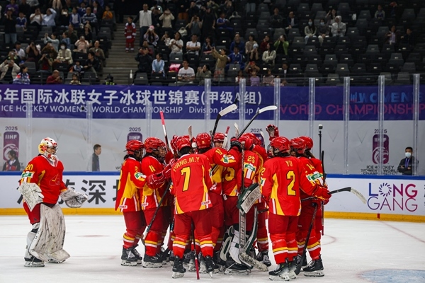 中國(guó)隊(duì)球員慶祝勝利。圖片來(lái)源：中國(guó)冰球協(xié)會(huì)