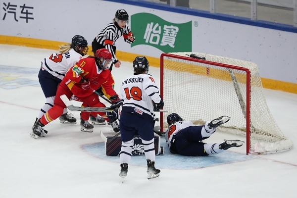 中國(guó)隊(duì)球員曲樂(lè)(左二)破門得分。圖片來(lái)源：中國(guó)冰球協(xié)會(huì) 此役中國(guó)隊(duì)首發(fā)陣容是詹佳慧、于柏巍、孔明會(huì)、趙啟男、曲樂(lè)、方新。比賽進(jìn)行至2分43秒，荷蘭隊(duì)率先取得進(jìn)球，1:0領(lǐng)先。失球后的中國(guó)隊(duì)打得更加積極主動(dòng)，多次獲得射門機(jī)會(huì)，但可惜沒(méi)有破門得分。 第二節(jié)39分34秒，中國(guó)隊(duì)曲樂(lè)在王佳欣和孔明會(huì)的助攻下破門，將比分扳平，這也是中國(guó)隊(duì)在本屆賽事中取得的首個(gè)進(jìn)球。 末節(jié)43分42秒，荷蘭隊(duì)球員勾人犯規(guī)，被判罰任意球。中國(guó)隊(duì)張夢(mèng)瑩執(zhí)行并打進(jìn)，2:1反超比分。最后階段，荷蘭隊(duì)撤下守門員，場(chǎng)上6人進(jìn)攻但未能進(jìn)球。最終，中國(guó)隊(duì)以2:1逆轉(zhuǎn)戰(zhàn)勝對(duì)手，取得本屆世錦賽首場(chǎng)勝利。 在昨日進(jìn)行的另外兩場(chǎng)比賽中，奧地利隊(duì)3:2力克斯洛伐克隊(duì)，法國(guó)隊(duì)2:1戰(zhàn)勝丹麥隊(duì)。三輪比賽過(guò)后，奧地利隊(duì)三戰(zhàn)全勝領(lǐng)跑積分榜，斯洛伐克隊(duì)和法國(guó)隊(duì)2勝1負(fù)分列二、三位，丹麥隊(duì)和中國(guó)隊(duì)1勝2負(fù)排在四至五位，荷蘭隊(duì)三戰(zhàn)皆負(fù)積分墊底。