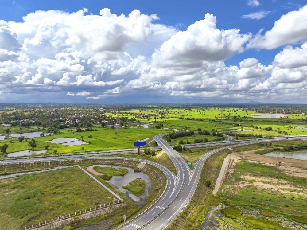 2024年9月25日在柬埔寨磅士卑省拍攝的金港高速公路（無人機照片）。連接柬埔寨首都金邊和最大深水海港西哈努克港的金港高速公路，是中柬共建“一帶一路”標志性項目。