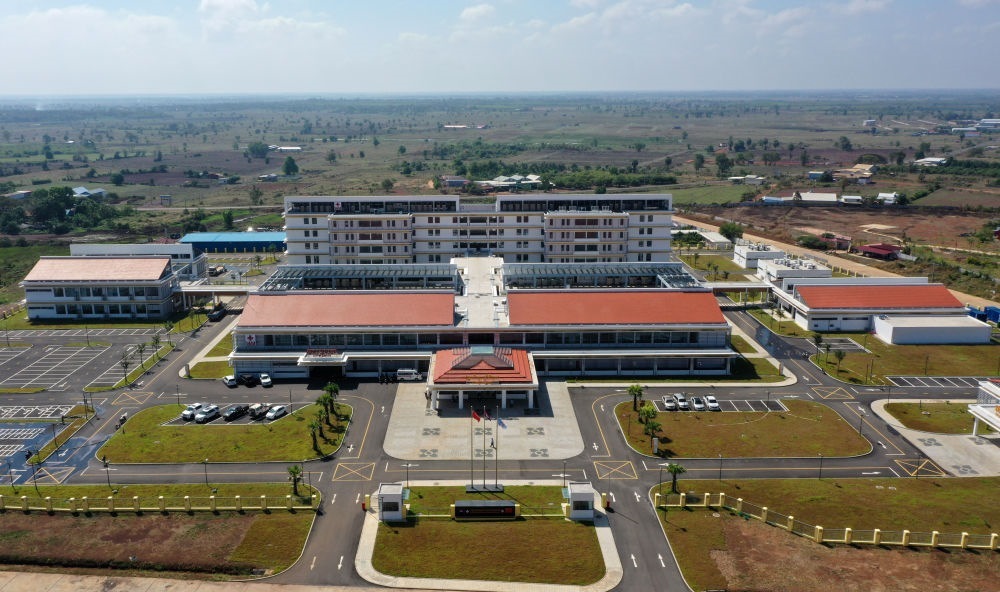 2022年2月17日在柬埔寨特本克蒙省新區(qū)拍攝的中國援柬埔寨特本克蒙省醫(yī)院。