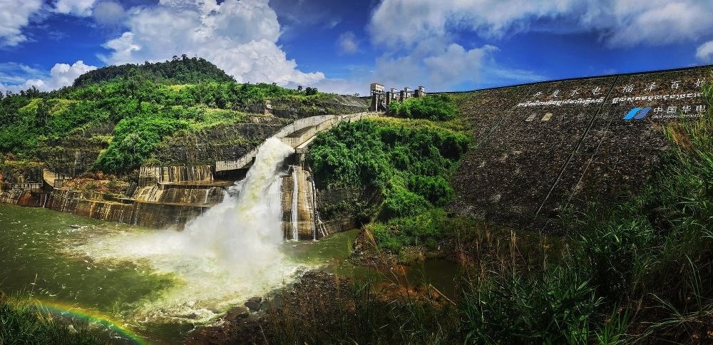 2018年6月22日在柬埔寨戈公省拍攝的中國援柬額勒賽水電站上大壩。