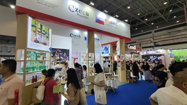 觀展者在各國展臺采購、咨詢。人民網(wǎng)記者 李彤?dāng)z