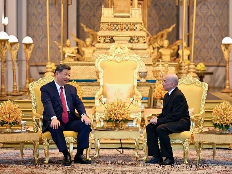 4月17日，柬埔寨國(guó)王西哈莫尼同習(xí)近平主席在金邊王宮舉行會(huì)見(jiàn)。