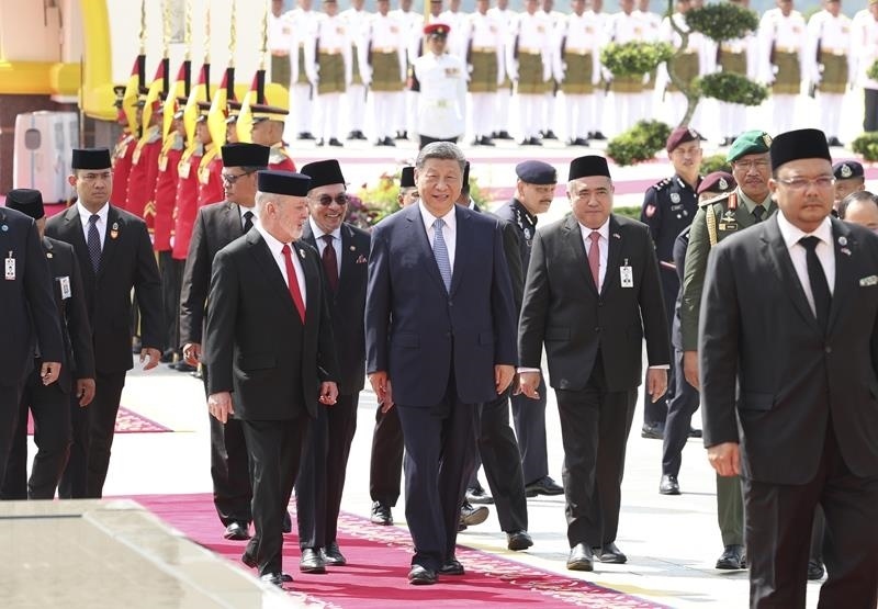 4月16日，馬來(lái)西亞最高元首易卜拉欣在馬來(lái)西亞國(guó)家王宮廣場(chǎng)為習(xí)近平主席舉行隆重歡迎儀式。