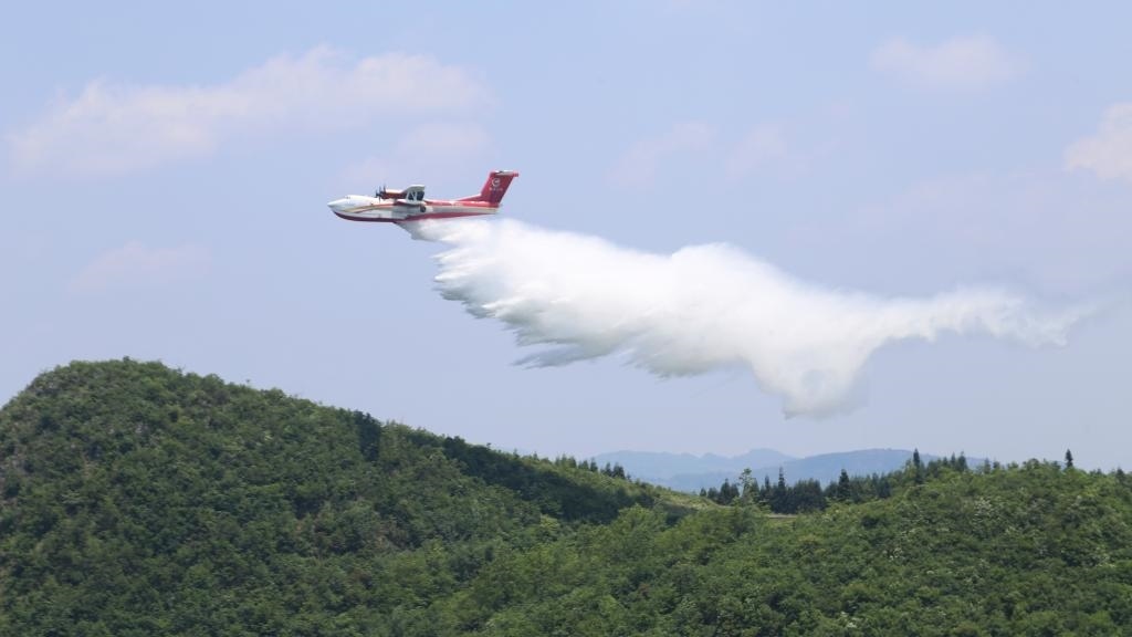 AG600飛機(jī)在四川西昌開展典型滅火場(chǎng)景驗(yàn)證試飛科目（2023年6月攝）。新華社發(fā)（中國(guó)航空工業(yè)集團(tuán)供圖）