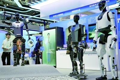 3月27日，在中關(guān)村展示中心常設(shè)展上，人形機(jī)器人“天工”向參觀者招手示意。新華社記者 鞠煥宗攝