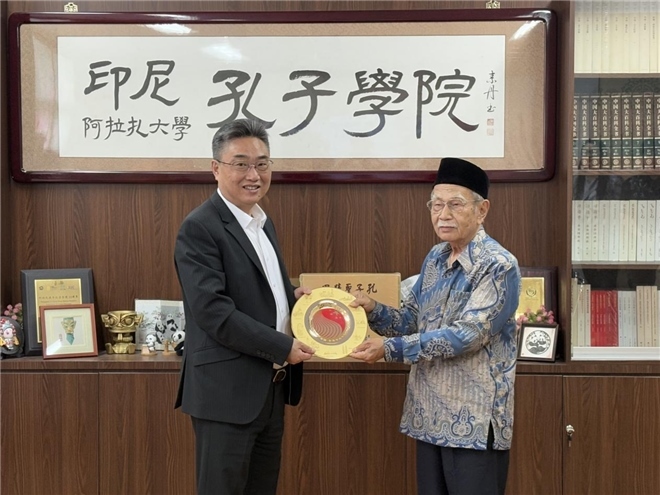 雙方交換禮物?；顒?dòng)主辦方供圖